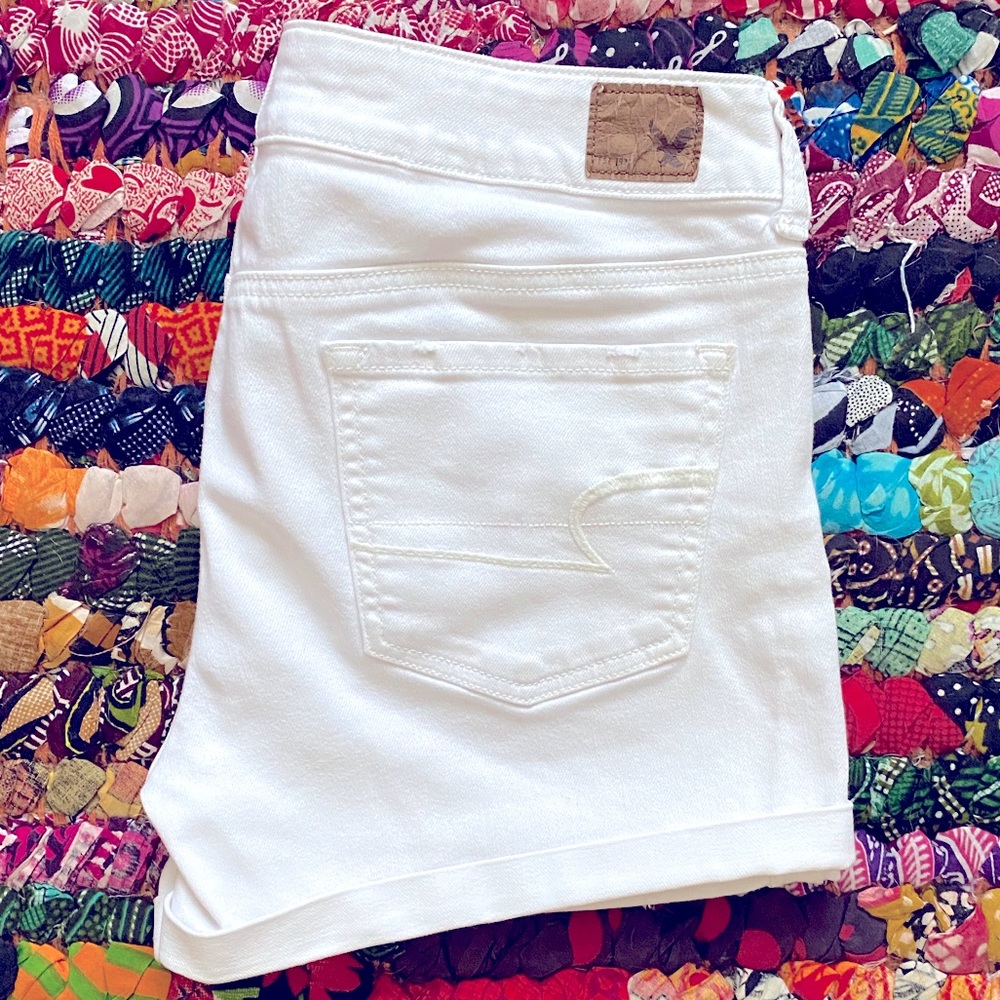 ✨🇺🇸 White stretch denim American Eagle midi shorts.
